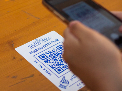 Téléphone qui scanne un QR code 